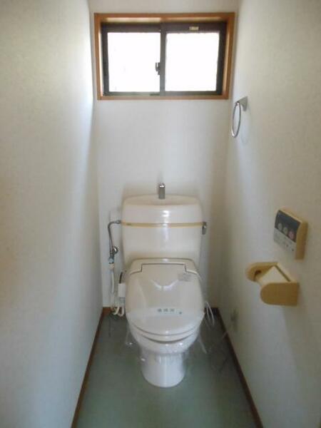画像7:トイレは温水洗浄機能付き、換気用の窓があります