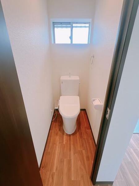 画像6:温水洗浄便座付きのトイレです。新規導入です。小窓があるので換気も良く明るさも確保できます。