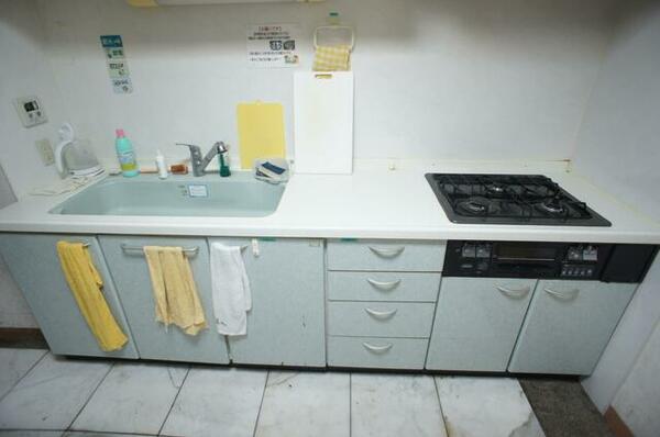 画像3:共用キッチンは週に１回清掃が入ります。