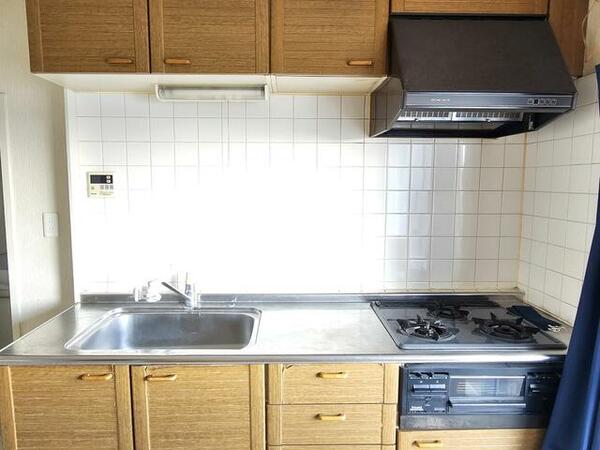 画像8:幅の広い使いやすいシステムキッチン。コンロも３口ありお料理がしやすいですね。