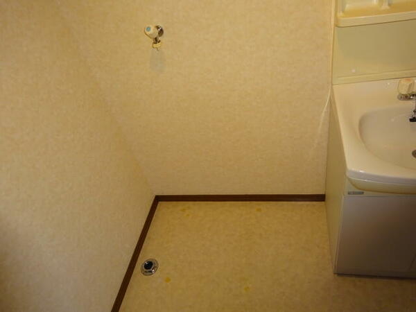 画像11:洗面化粧台の横に洗濯機置場あります。