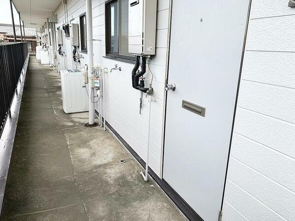 画像11:外廊下に洗濯機置場があります。