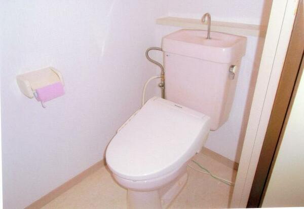 画像11:トイレは温水洗浄便座です