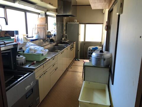 キッチンの隣の厨房部分です。収納もたっぷりです。