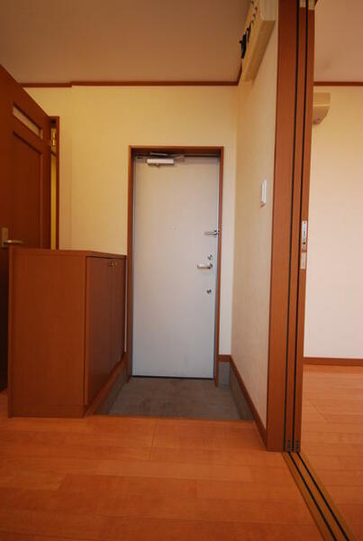 画像6:茶色を基調とした玄関です！シューズボックス付です