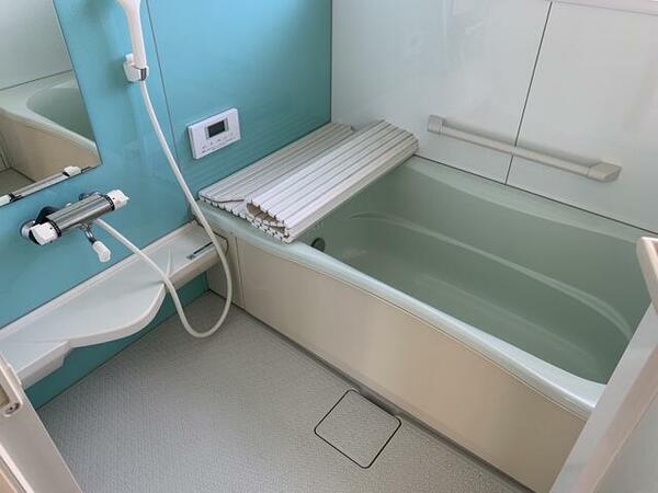 浴室：滑りやすいお風呂の床。手すり設置で転倒事故のリスクを軽減