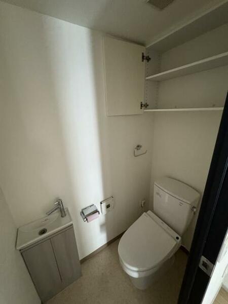 画像12:トイレには洗浄便座、吊戸棚、ミニ手洗いが付いています