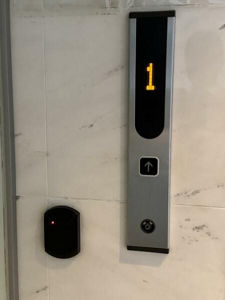 画像15:あんしんセキュリティ！エレベーターはカードキーをセンサー（左下の黒い部分）にかざさないと乗れません