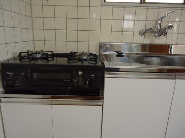 画像12:新品のガスコンロが付いた台所です。