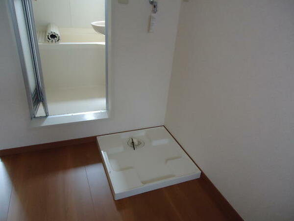 画像6:室内洗濯機置き場と奥が窓付きの浴槽です。
