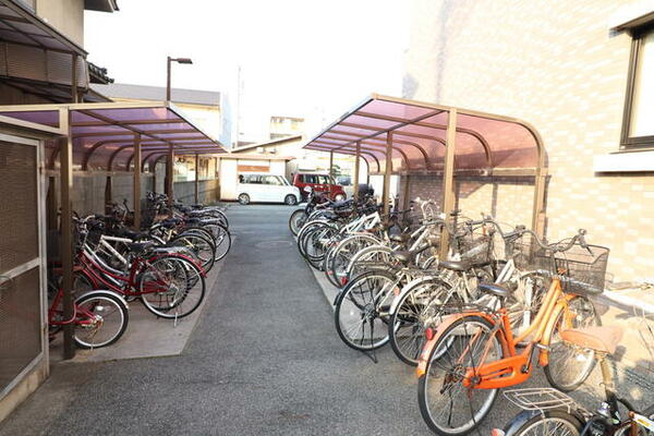 画像11:自転車置き場は屋根がございます。