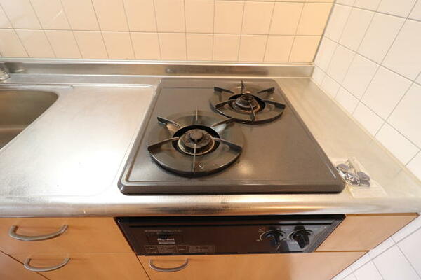 画像6:２口あるのでお湯を沸かしながら、フライパンを使用できます。