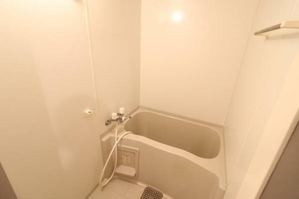 画像9:バスルームにはシャワーもございます。