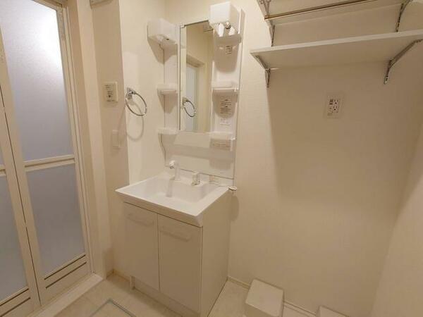 画像8:洗面部分・シャワー付き洗面化粧台。室内洗濯機置き場上に、備え付けの棚が◎