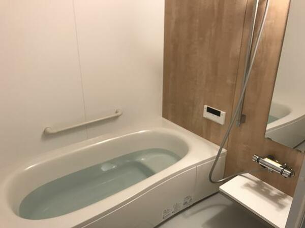 浴室：お風呂部分・浴室追炊き機能付き・広々１坪バス！