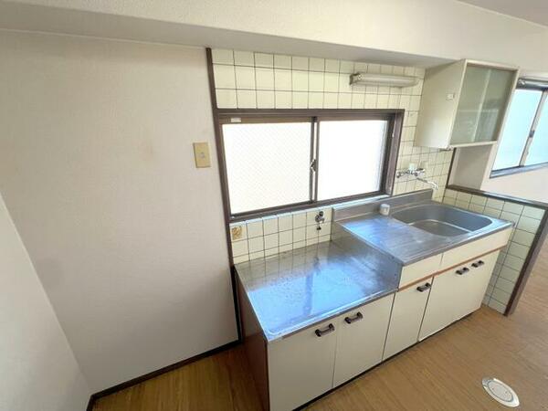 画像10:キッチン周辺・冷蔵庫スペース・換気窓、食器棚完備♪