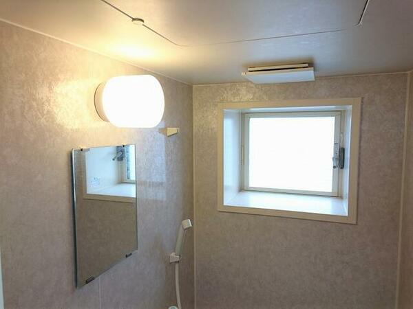 画像10:浴室の窓