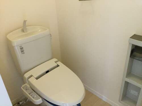 画像11:暖房洗浄便座！冬場の嫌なヒヤッと感がなく快適☆トイレにも備品ストックに便利な上棚が付いてます。