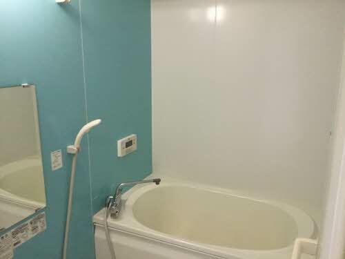 画像9:壁面パネルは爽やかなスカイブルー☆浴槽もゆったりと足を伸ばせる一坪バスサイズ。追焚き＆浴室乾燥付き。