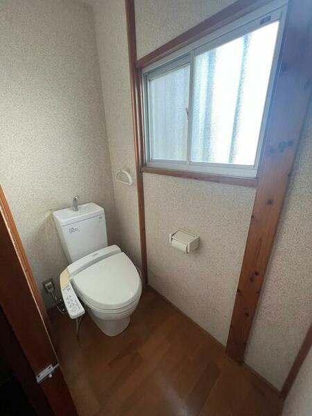 画像8:１階温水便座トイレ