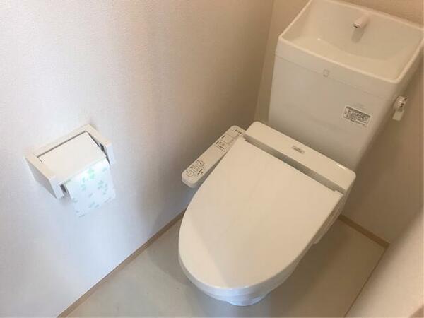 トイレ：トイレ部分・温水洗浄機能付きで清潔感◎