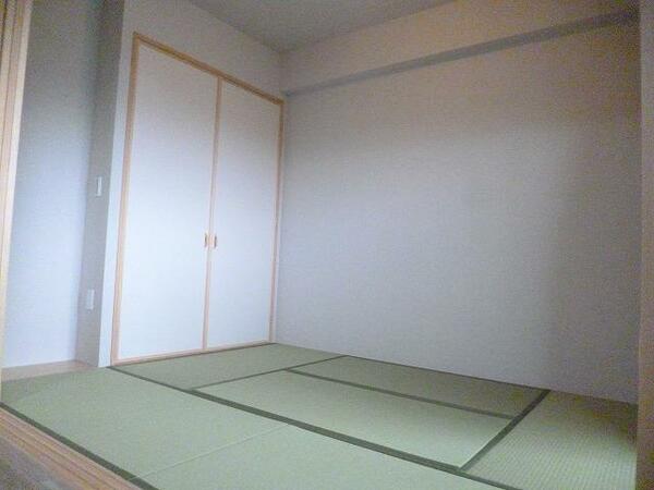 画像12:リビング続きの和室は小さいお子様の部屋や来客部屋として便利
