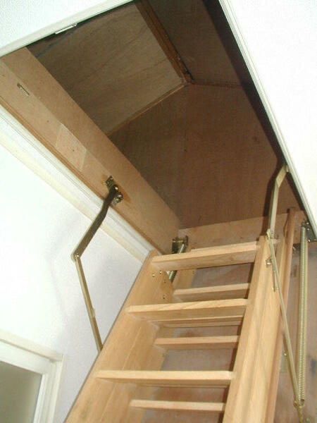 画像9:２階には屋根裏収納、１階には床下収納がついています
