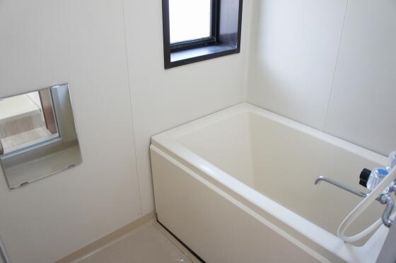 浴室：お風呂には窓があり、換気にも日中の採光にもなります。