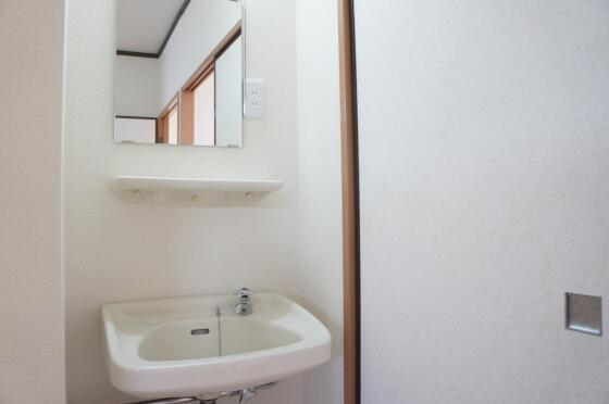 洗面所：コンパクトながらも独立した洗面台があり、身支度もしやすいです。