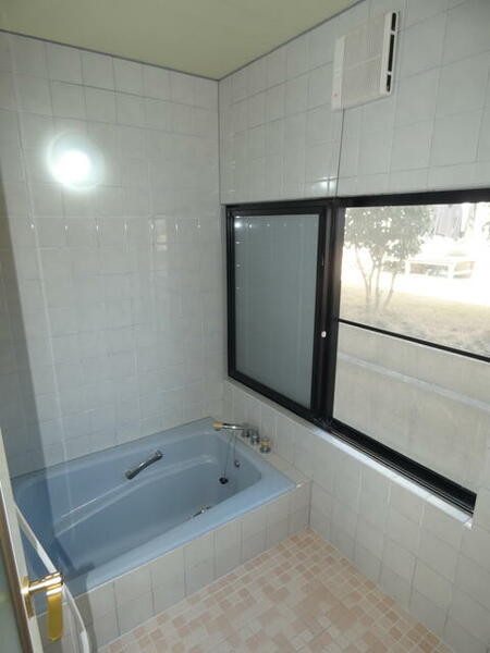画像11:窓付きのキレイな浴室です