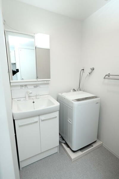 画像6:洗濯機も各部屋にあります。また、独立洗面台があるので、朝の身支度も快適です