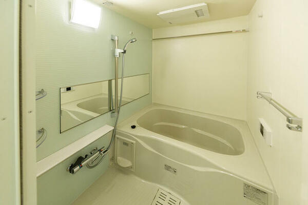 画像7:ワイドミラーが付いたお洒落な浴室。そのうえ、追炊機能や浴室乾燥機など設備も充実です