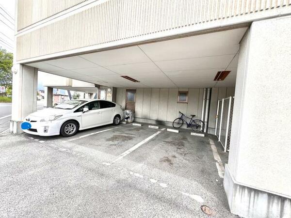 画像16:駐車場の２台目はコーンの奥になります。