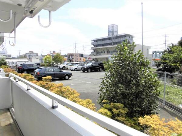 画像16:アパートの目の前に駐車場が広がります。