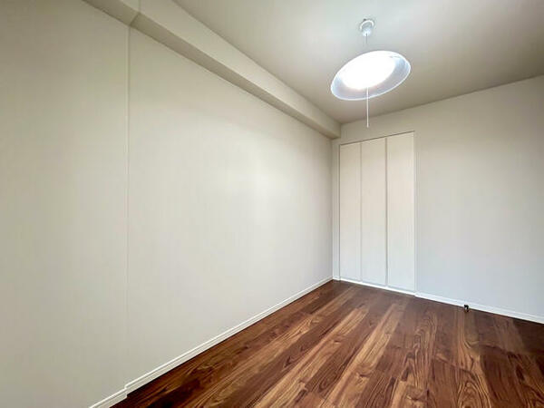 画像10:主寝室もリビングダイニング同様に柱が無く、家具配置しやすい間取りになっています。