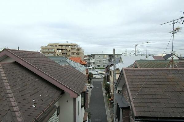 画像9:３階バルコニーからの眺望　周りの建物が２階建てが多く　空が大きく見えます　他室参考写真