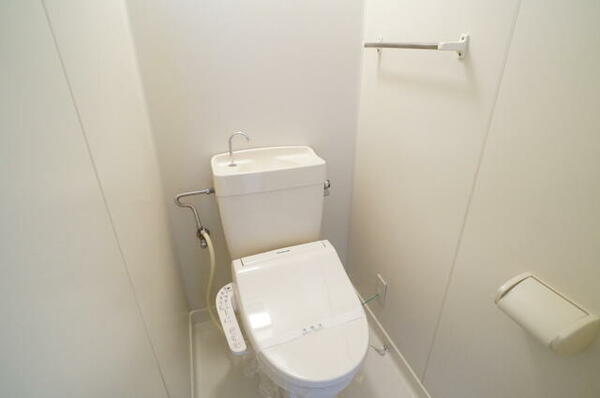 画像13:トイレは温水洗浄便座付き