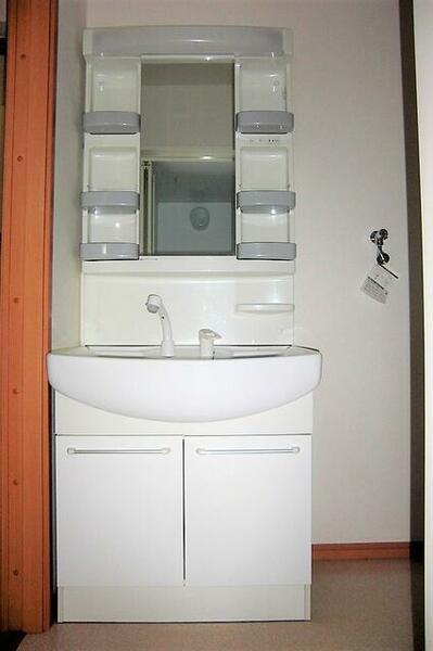 洗面室にはシャワードレッサーを搭載です。