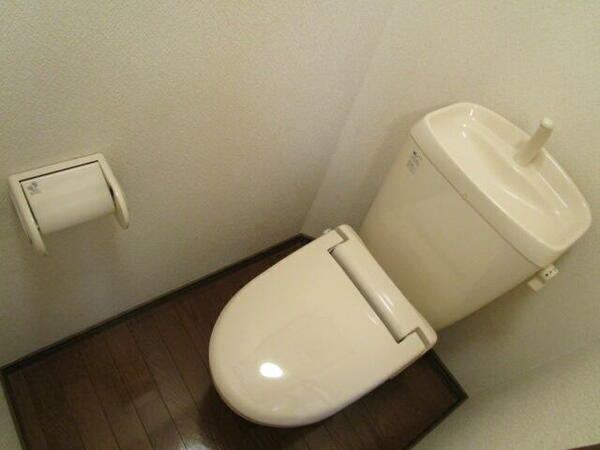 画像8:冬でも快適な暖房便座式トイレ