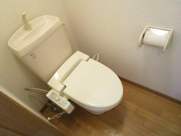 画像8:トイレは暖房と温水洗浄便座付き