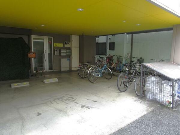 画像16:自転車はお隣の１階、こちらに停められます。