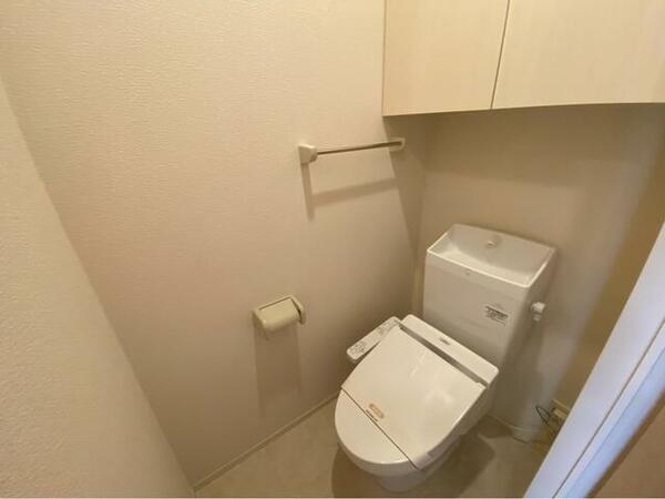 画像7:トイレ部分・温水洗浄機能付きで清潔感
