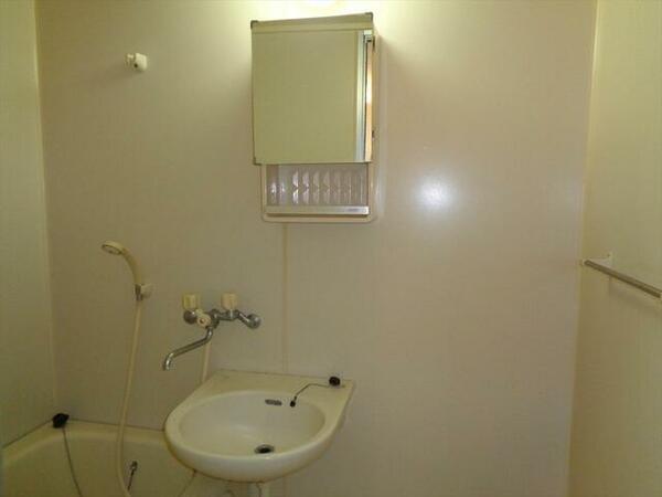 画像9:浴室には鏡や収納があります（＾＿＾）
