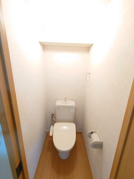 画像13:トイレは、ウォシュレットトイレです。上部には便利な棚があります。
