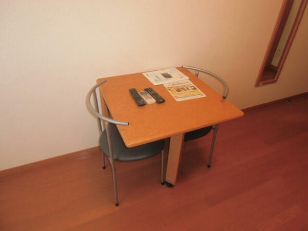 画像6:テーブル・イス（テーブルは折り畳み式です）