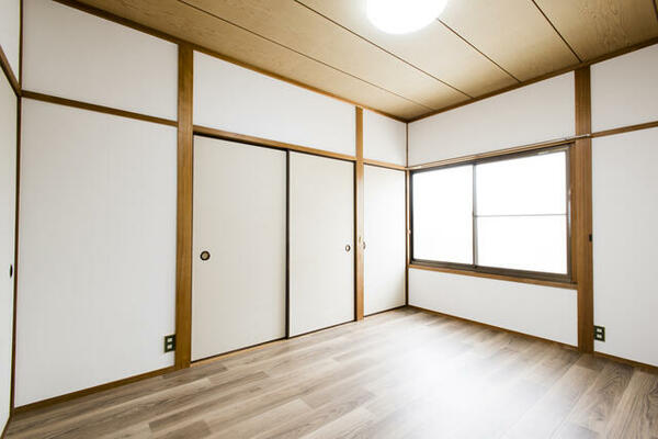 室内：２階の各居室は全面フロアを貼替、物入を備えております。※現況を優先します。