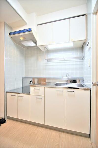 画像8:広いキッチンは調理スペースがあり使い勝手良好です。経済的な都市ガスです。