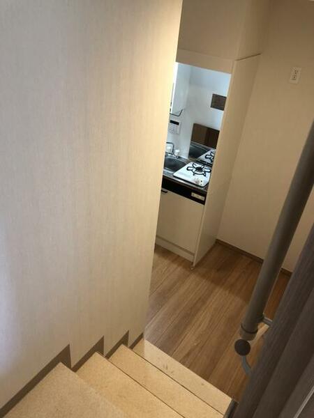 画像8:洋室から階段を降りるとキッチンへ