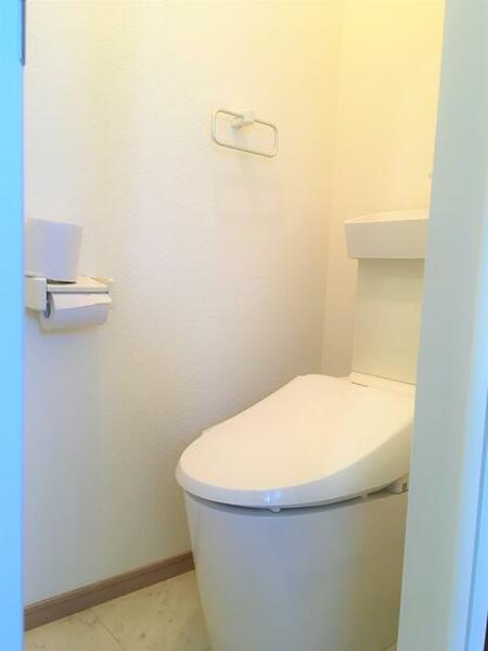 画像5:温水洗浄トイレ（画像は同じ２階のお部屋になります）
