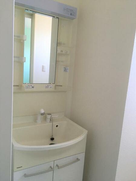 画像6:シャワー付き洗面台（画像は同じ２階のお部屋になります）
